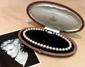 Жемчужное ожерелье Мэрилин Монро, которое суперзвезда получила в подарок от бейсболиста Джо Ди Маджио. 