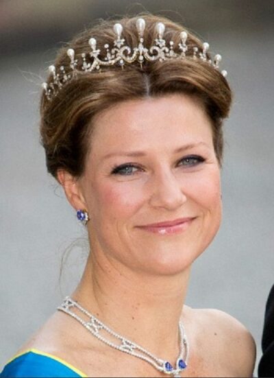 cfa78b428a15e4b14323d1ced88c82ae--norwegian-royalty-royal-weddings-min